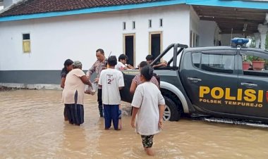 Gercep-Polisi-Tangani-Banjir-di-Jember-Perlancar-Lalin-hingga-Bersihkan-Rumah-Warga-Terdampak